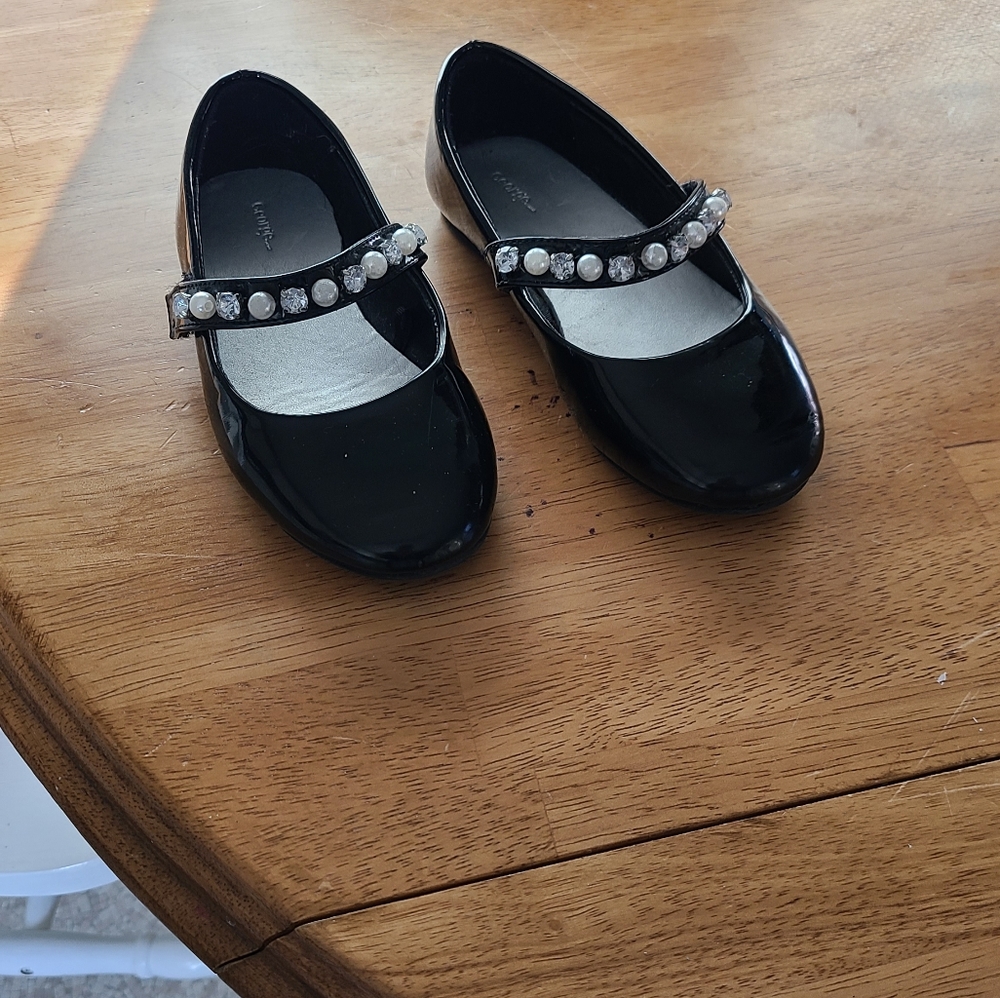 Girls patten leather dress shoes